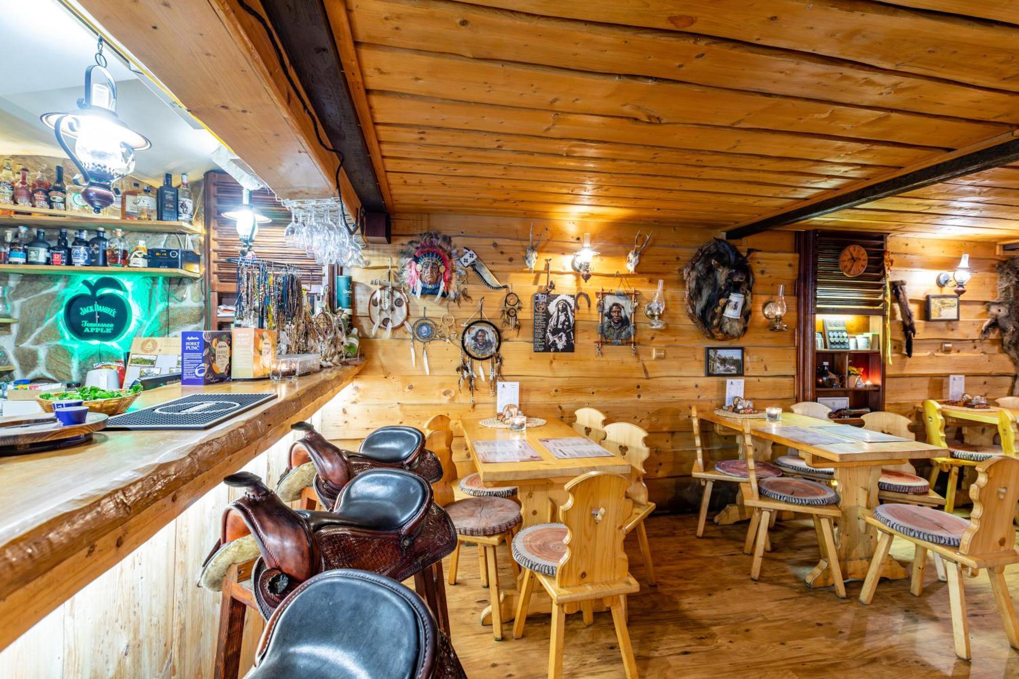 Country Saloon Hotell Vranov nad Dyjí Exteriör bild